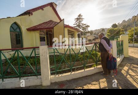 Kausani, Uttarakhand/Indien - 2. April 2019: Ein alter Mann steht vor dem Anasakti Ashram in der Himalaya-Stadt Kausani, wo Mahatma Gandhi wohnte. Stockfoto