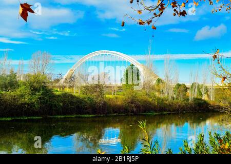 Merida, SPANIEN - 1. JANUAR: Blick auf den Fluss Guadiana und die Brücke von Lusitania in Merida, Spanien, am 1. Januar 2016. Diese Brücke wurde von der entworfen Stockfoto