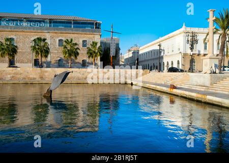 Cartagena, SPANIEN - 26. DEZEMBER: Blick auf den Hafen von Cartagena, Spanien, am 26. Dezember 2015 und die Wal-Tail-Skulptur, entworfen von Fernando Saenz Stockfoto