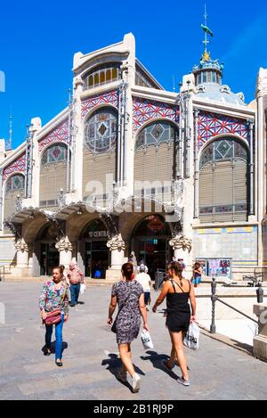 Valencia, SPANIEN - 21. JUNI: Blick auf das Mercado Central am 21. Juni 2016 in Valencia, Spanien. Dieses im modernen Jugendstil erbaute Gebäude ist das e Stockfoto