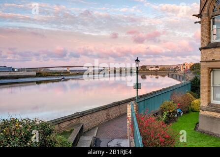 Blick vom Flussufer von Barnstaple auf die Barnstaple Taw Bridge, NorthDevon, South West, Großbritannien Stockfoto