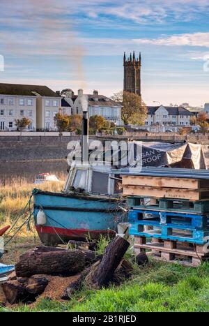 Boote am Ufer des Flusses Taw in Barnstaple, North Devon, Großbritannien Stockfoto