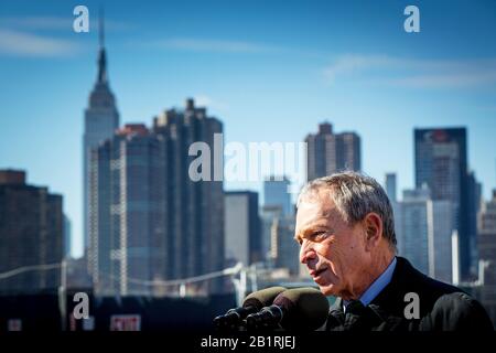 New Yorker Bürgermeister Michael J. Bloomberg anlässlich einer Pressekonferenz in Hunters Point in Queens, wo bezahlbare Wohnungen als Teil neuer Apartmentgebäude in der Gegend gebaut werden. Im Hintergrund ist die Skyline von Manhattan mit dem Empire State Building zu sehen. Stockfoto