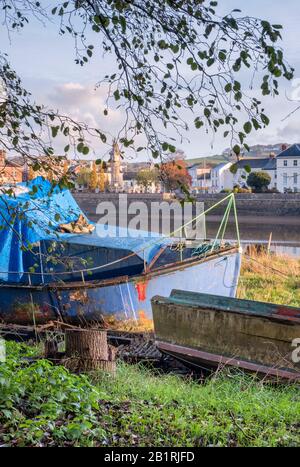 Boote am Ufer des Flusses Taw in Barnstaple, North Devon, Großbritannien Stockfoto