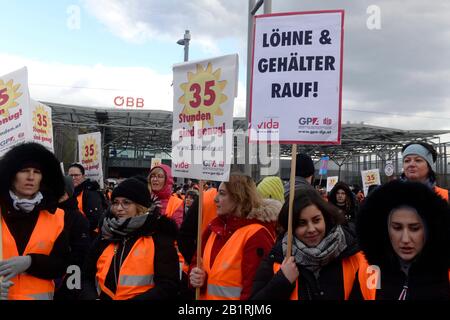 Wien, Österreich. 27. Februar 2020. Die Tarifverhandlungen für den privaten Sozial-, Gesundheits- und Pflegebereich wurden erneut ergebnislos unterbrochen. Die Gewerkschaften GPA-djp und vida haben nun einen verlängerten Streik am 27. Februar gefordert. Die Demonstration findet in Wien am Praterstern statt. Plakette mit der Aufschrift "Löhne und Gehälter hoch". Kredit: Franz Perc/Alamy Live News Stockfoto