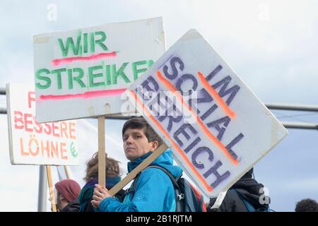 Wien, Österreich. 27. Februar 2020. Die Tarifverhandlungen für den privaten Sozial-, Gesundheits- und Pflegebereich wurden erneut ergebnislos unterbrochen. Die Gewerkschaften GPA-djp und vida haben nun einen verlängerten Streik am 27. Februar gefordert. Die Demonstration findet in Wien am Praterstern statt. Tafel mit der Aufschrift "Wir streiken im sozialen Sektor". Kredit: Franz Perc/Alamy Live News Stockfoto