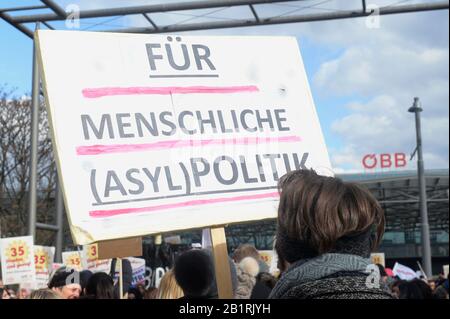 Wien, Österreich. 27. Februar 2020. Die Tarifverhandlungen für den privaten Sozial-, Gesundheits- und Pflegebereich wurden erneut ergebnislos unterbrochen. Die Gewerkschaften GPA-djp und vida haben nun einen verlängerten Streik am 27. Februar gefordert. Die Demonstration findet in Wien am Praterstern statt. Plakette mit der Inschrift "für eine humane Asylpolitik". Kredit: Franz Perc/Alamy Live News Stockfoto