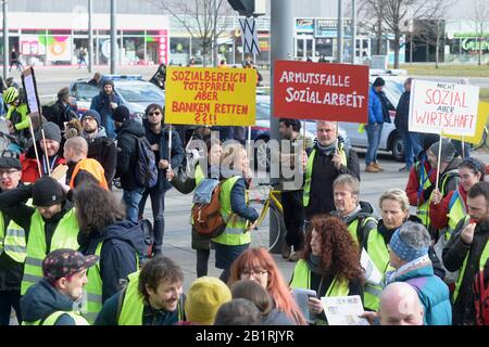 Wien, Österreich. 27. Februar 2020. Die Tarifverhandlungen für den privaten Sozial-, Gesundheits- und Pflegebereich wurden erneut ergebnislos unterbrochen. Die Gewerkschaften GPA-djp und vida haben nun einen verlängerten Streik am 27. Februar gefordert. Die Demonstration findet in Wien am Praterstern statt. Plakette mit der Inschrift "Armutsfalle Sozialraum". Kredit: Franz Perc/Alamy Live News Stockfoto