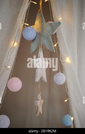 Sterne und Ball hängen am Kinderzimmer mit Makro-Nahansicht Stockfoto