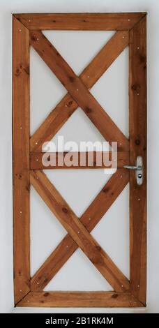 Rustikale Holztür isoliert auf weißem Hintergrund. Holztürrahmen Stockfoto