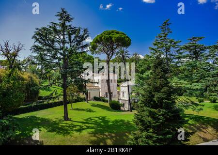 Vatikan/Vatikanstadt; 8. September 2017: Casina Pio IV, Patriziervilla in vatikanischen Gärten, mit blauem Himmel Stockfoto