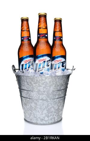 Irvine, CA - 27. MAI 2014: Miller Leichte Flaschen in einem Eimer Eis. Miller Lite wurde 1975 eingeführt und war eines der ersten Kalorienbiere Mit Reduziertem Kalorienverbrauch Stockfoto