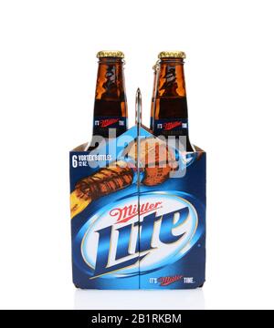 Irvine, CA - 25. MAI 2014: Eine 6-er Packung Miller Light Beer, Endansicht. Produziert von MillerCoors Miller Lite wurde 1975 vorgestellt und wurde schnell zum Stockfoto