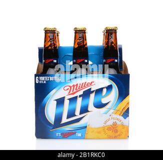 Irvine, CA - 25. MAI 2014: Eine 6-er Packung Miller Helles Bier, Seitenansicht. Produziert von MillerCoors Miller Lite wurde 1975 vorgestellt und wurde schnell zum Stockfoto
