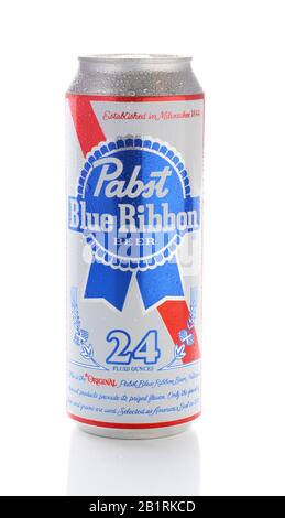 Irvine, CA - 15. JANUAR 2015: Eine Dose Pabst Blue Ribbon Beer mit 24 Unzen. Der Name wurde 1844 in Milwaukee gegründet und stammt von den blauen Bändern, die ein Band Stockfoto