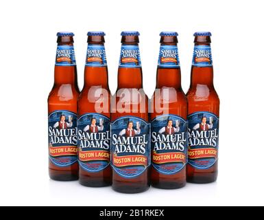 Irvine, CA - 25. MAI 2014: Fünf Flaschen Samuel Adams Boston Lager auf Weiß. Gebraut von der Boston Beer Company, einer der größten in amerikanischem Besitz befindlichen Bienen Stockfoto