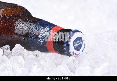 Irvine, CA - 16. JULI 2017: Samuel Adams Bierflasche auf Eis. Von der Boston Beer Company. Auf der Grundlage des Umsatzes im Jahr 2016 ist er der zweitgrößte cr Stockfoto