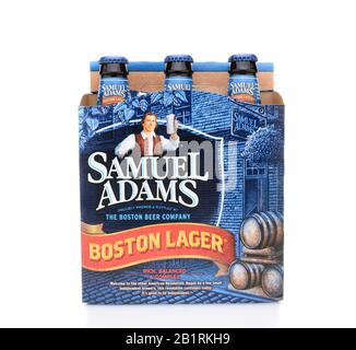 Irvine, CA - 25. MAI 2014: Ein 6er Pack Samuel Adams Boston Lager. Gebraut von der Boston Beer Company, einer der größten amerikanischen Biermaks Stockfoto