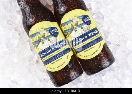 Irvine, CA - 16. JULI 2017: Samuel Adams Berliner Weisse auf Eis. Von der Boston Beer Company. Auf der Grundlage des Umsatzes im Jahr 2016 ist es das zweitgrößte Handwerk Stockfoto