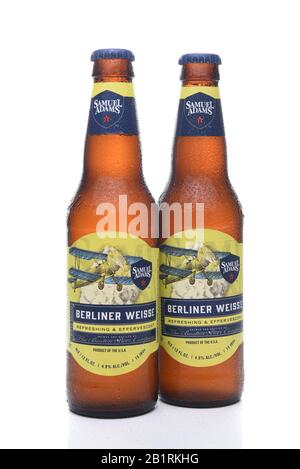 Irvine, CA - 16. JULI 2017: Samuel Adams Berliner Weisse zwei Flaschen. Von der Boston Beer Company. Auf Basis des Umsatzes im Jahr 2016 ist er der zweitgrößte c Stockfoto