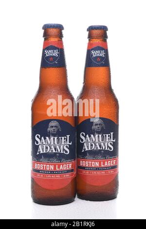 Irvine, CA - 16. JULI 2017: Samuel Adams Boston Lager zwei Flaschen. Von der Boston Beer Company. Auf der Grundlage des Umsatzes im Jahr 2016 ist er der zweitgrößte Wahnsinn Stockfoto