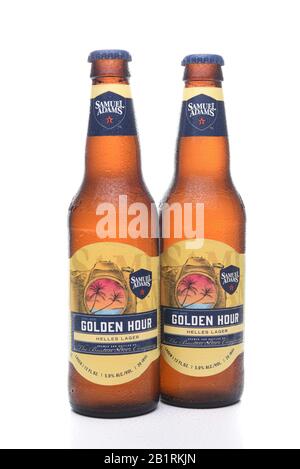 Irvine, CA - 16. JULI 2017: Samuel Adams Golden Hour zwei Flaschen. Von der Boston Beer Company. Auf der Grundlage des Umsatzes im Jahr 2016 ist es das zweitgrößte Handwerk Stockfoto