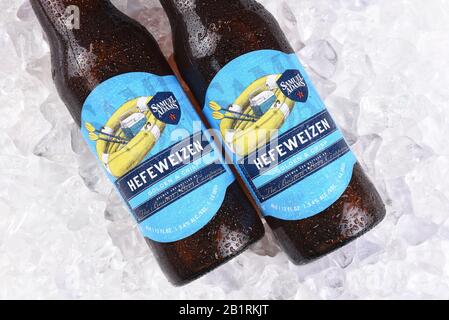 Irvine, CA - 16. JULI 2017: Samuel Adams Hefeweizen-Flasche auf Eis. Von der Boston Beer Company. Auf der Grundlage des Umsatzes im Jahr 2016 ist er der zweitgrößte Wahnsinn Stockfoto