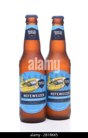 Irvine, CA - 16. JULI 2017: Samuel Adams Hefeweizen zwei Flaschen. Von der Boston Beer Company. Auf der Grundlage des Umsatzes im Jahr 2016 ist es das zweitgrößte Handwerk Stockfoto