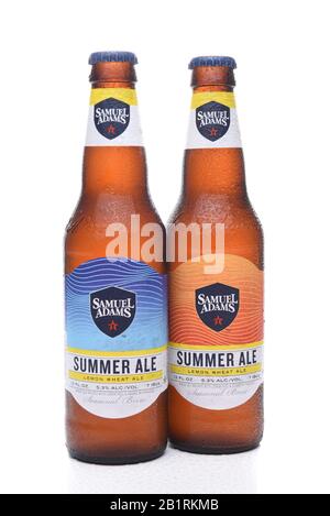 Irvine, CA - 16. JULI 2017: Samuel Adams Summer Ale zwei Flaschen. Von der Boston Beer Company. Auf der Grundlage des Umsatzes im Jahr 2016 ist es das zweitgrößte Handwerk Stockfoto