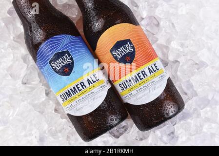 Irvine, CA - 16. JULI 2017: Samuel Adams Summer Ale auf Eis. Von der Boston Beer Company. Auf der Grundlage des Umsatzes im Jahr 2016 ist sie die zweitgrößte Handwerkerbraue Stockfoto