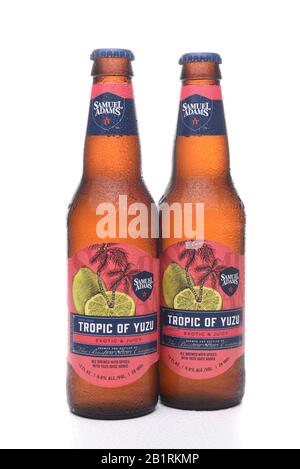 Irvine, CA - 16. JULI 2017: Samuel Adams Tropic von Yuzu zwei Flaschen. Von der Boston Beer Company. Auf der Grundlage des Umsatzes im Jahr 2016 ist er der zweitgrößte cr Stockfoto