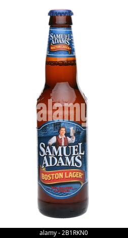 Irvine, CA - 27. MAI 2014: Eine Flasche Samuel Adams Boston Lager auf Weiß. Gebraut von der Boston Beer Company, einem der größten amerikanischen Unternehmen Stockfoto