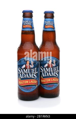 Irvine, CA - 25. MAI 2014: Zwei Flaschen Samuel Adams Boston Lager mit Kondensation. Gebraut von der Boston Beer Company, einem der größten amerikanischen Hersteller Stockfoto