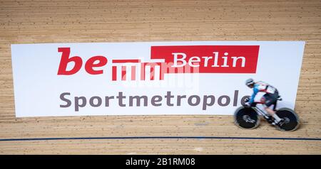 Berlin, Deutschland. Februar 2020. Radsport/Bahn: Weltmeisterschaft: Sarah Orban aus Kanada fährt vor Beginn der Wettkämpfe am zweiten Tag der Weltmeisterschaft über einen Druck mit der Aufschrift "Be Berlin Sportmetropole" auf die Strecke. Credit: Sebastian Gollnow / dpa / Alamy Live News Stockfoto
