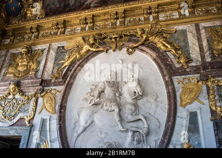 Versailles, Frankreich - 10. Juli 2019: Medaillon, das König Ludwig XVI. Zu Pferd zeigt, Das Kriegszeichnerzimmer, Schloss Versailles, Frankreich. Stockfoto