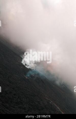 Luftansicht von Hawaii rauchende Lavafelder. Stockfoto