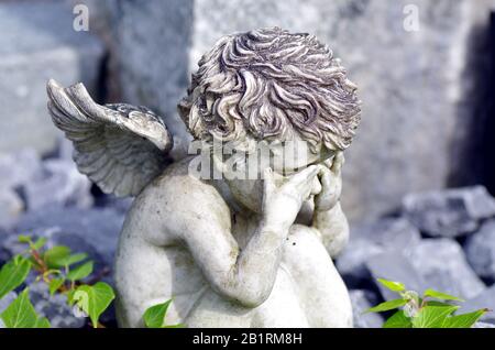 Weinender Engel auf einem Friedhof Stockfoto