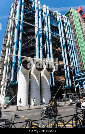 Paris, France - July 8, 2019: Street outside The Pompidou Center or The Centre Pompidou, Beaubourg, Paris. Stockfoto
