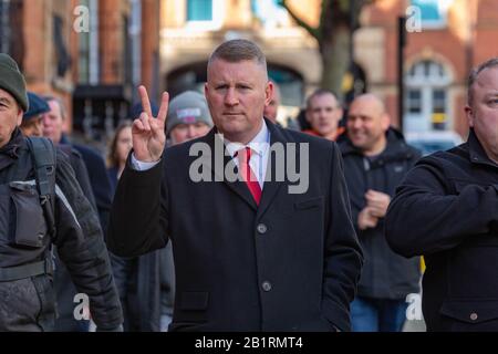 London, Großbritannien. Februar 2020. Paul Golding, der Erste britische Führer, trifft sich mit seinen Anhängern auf der Marleybone Station, bevor er den kurzen Spaziergang zum Westminster Magistrates Court macht, wo er angeklagt wurde, eine Pflicht gemäß Anhang 7 des Terrorismusgesetzes nicht einzuhalten. Er soll sich geweigert haben, PIN-Codes für elektronische Geräte zu vergeben, als er am Flughafen Heathrow angehalten wurde und von einer Reise ins russische Parlament in Moskau zurückkehrte. Penelope Barritt/Alamy Live News Stockfoto