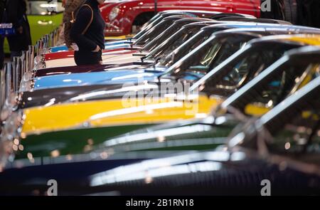 Stuttgart, Deutschland. Februar 2020. Historische Porsche-Fahrzeuge sind auf einem Stand während der Retro Classics Oldtimer-Ausstellung zu sehen. Retro Classics zeigt vom 27. Februar bis zum 01. März 2020 Oldtimer und Youngtimer aus aller Welt. Kredit: Marijan Murat / dpa / Alamy Live News Stockfoto