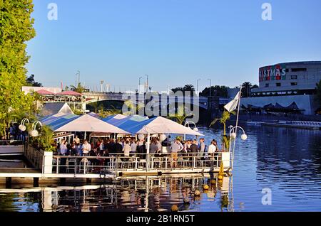 Gesellige Veranstaltung in der schwimmenden Bar Arbory Am Yarra River, Melbourne, Victoria, Australien Stockfoto