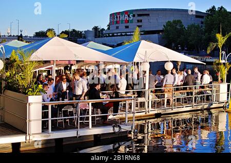 Gesellige Veranstaltung in der schwimmenden Bar Arbory Am Yarra River, Melbourne, Victoria, Australien Stockfoto