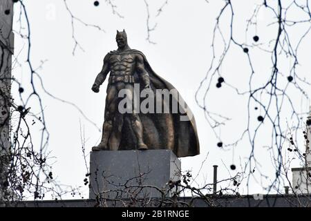 London, Großbritannien. Februar 2020. Batman-Statue bei der Enthüllung einer Spur von filmischen Bronzestatuen auf dem LondonÕs Leicester Square, die die reiche Geschichte der locationÕs als Heimat des Films feiert und das 350-jährige Jubiläum des squareÕs feiert. London, Großbritannien - 27. Februar 2020 Kredit: Nils Jorgensen/Alamy Live News Stockfoto