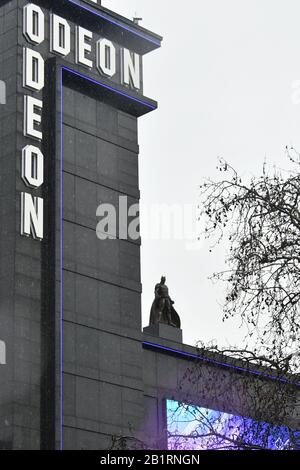 London, Großbritannien. Februar 2020. Batman-Statue bei der Enthüllung einer Spur von filmischen Bronzestatuen auf dem LondonÕs Leicester Square, die die reiche Geschichte der locationÕs als Heimat des Films feiert und das 350-jährige Jubiläum des squareÕs feiert. London, Großbritannien - 27. Februar 2020 Kredit: Nils Jorgensen/Alamy Live News Stockfoto