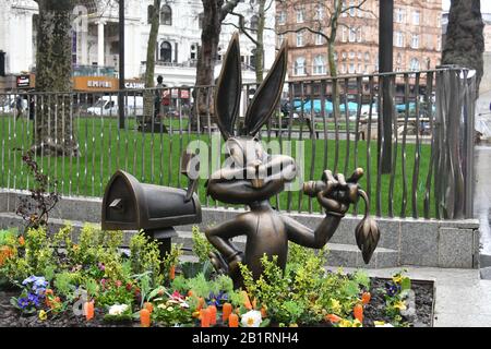 London, Großbritannien. Februar 2020. Bugs Bunny Statue bei der Enthüllung einer Spur von filmischen Bronzestatuen auf dem LondonÕs Leicester Square, die die reiche Geschichte der locationÕs als Heimat des Films feiert und den 350. squareÕs Jahrestag markiert. London, Großbritannien - 27. Februar 2020 Kredit: Nils Jorgensen/Alamy Live News Stockfoto