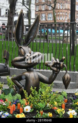 London, Großbritannien. Februar 2020. Bugs Bunny Statue bei der Enthüllung einer Spur von filmischen Bronzestatuen auf dem LondonÕs Leicester Square, die die reiche Geschichte der locationÕs als Heimat des Films feiert und den 350. squareÕs Jahrestag markiert. London, Großbritannien - 27. Februar 2020 Kredit: Nils Jorgensen/Alamy Live News Stockfoto