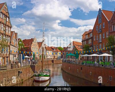 Häuser am Hansehafen der Hansestadt Stade, Niedersachsen, Deutschland, Stockfoto