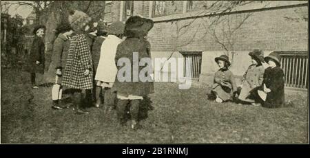 Rhythmische Action spielt und tanzt; ein Buch mit originellen Spielen und Tänzen, die nach und nach arrangiert werden, zu Mother Goose und anderen Actionsongs, mit einer Lehreinführung; für den Kindergarten, die Grundschulen, den Spielplatz und das Gymnasium Stockfoto