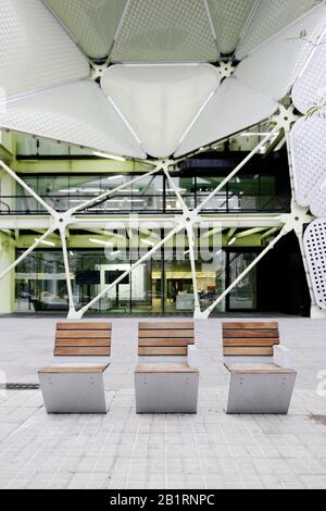 Chairs in front of the Media-TIC, Science Center, Trendviertel 22 @, Area of Poblenou, Sant Martí district, Barcelona, Spain, Stockfoto