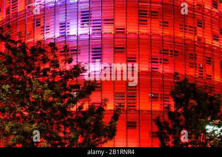 Torre Agbar am Abend, beleuchteter Büroturm, Trendviertel 22 @, Gebiet von Poblenou, Viertel Sant Martí, Barcelona, Spanien, Stockfoto